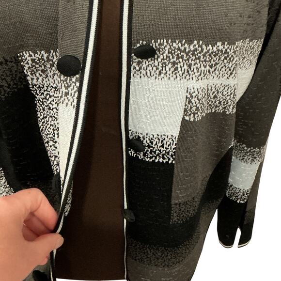 Ming Wang Women’s Black Gray Blue Geometric Art to Wear Sweater Cardigan Size XL - Picture 4 of 13